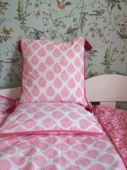 Housse de coussin réversible à pompons FLORA Rose Gum de VILLA D'ISSI