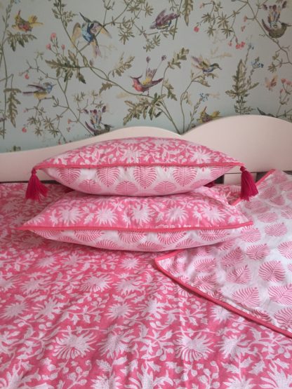 Housse de coussin réversible à pompons FLORA Rose Gum de VILLA D'ISSI
