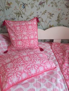 Housse de coussin réversible à pompons FLORA Rose Gum de VILLA D'ISSI