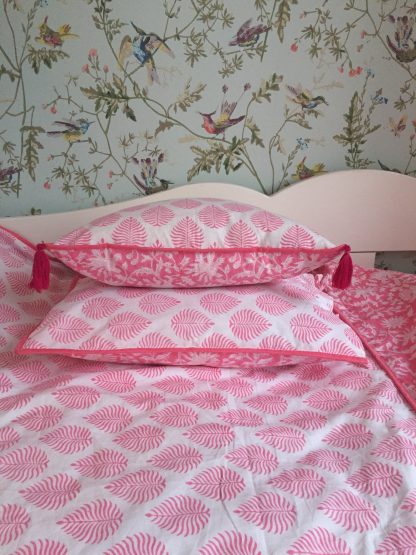 Housse de coussin réversible à pompons FLORA Rose Gum de VILLA D'ISSI