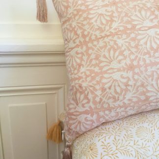 Housse de coussin à pompons de soie block print SYLA Rose Nude de VILLA D'ISSI