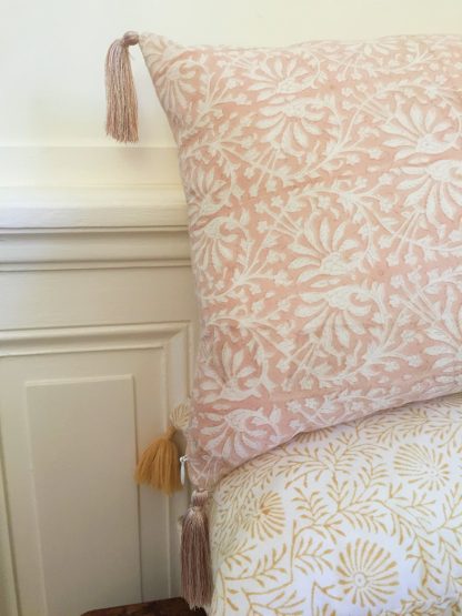 Housse de coussin à pompons de soie block print SYLA Rose Nude de VILLA D'ISSI
