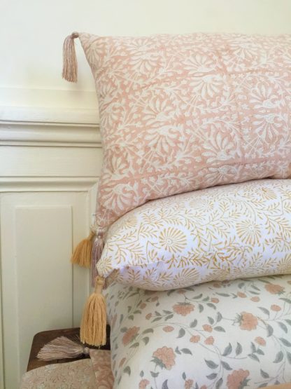 Housse de coussin à pompons de soie block print SYLA Nude de VILLA D'ISSI