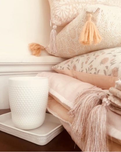 Coussins et nappes à pompons de soie | Sofa covers surmatelas moelleux | Linge de maison | Décoration textile | VILLA D'ISSI