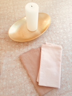 Nappe block print à pompons de soie SAGARA beige rosé de VILLA D'ISSI