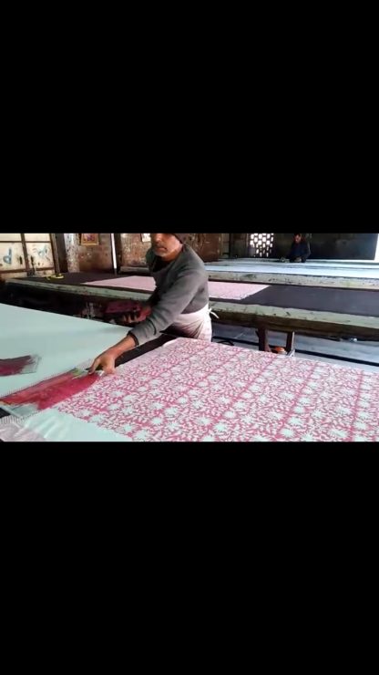 Les collections textiles VILLA D’ISSI et VILLA D’ISSI Kids pour la Décoration Chic et le Resort Wear sont conçues en France et imprimées à la main au tampon de bois (block print) au Rajasthan, en Inde.