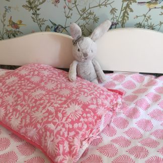 Linge de lit enfant ado taie d'oreiller en coton imprimé à la main au tampon de bois (block print) FLORA Rose Gum de VILLA D'ISSI