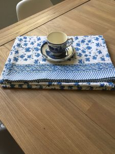 appe bohème bleue EUGENIE de VILLA D'ISSI imprimée à la main au tampon de bois ou block print en Inde.