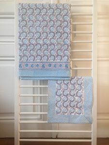 Pour une décoration de table chic et bohème, nappe et set de table ADELE bleu de VILLA D'ISSI