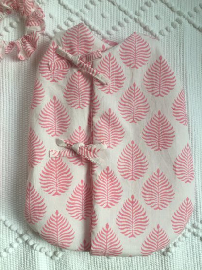 Gigoteuse pour poupée 30 à 35 cm (Corolle, Paola Reina...) SIKRIT Rose Gum de VILLA D'ISSI. Assortie à la housse de couette réversible FLORA pour filles, pour une ravissante décoration de chambre.