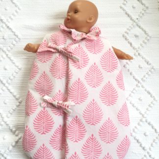 Gigoteuse pour poupée 30 à 35 cm (Corolle, Paola Reina...) SIKRIT Rose Gum de VILLA D'ISSI. Assortie à la housse de couette réversible FLORA pour filles, pour une ravissante décoration de chambre.