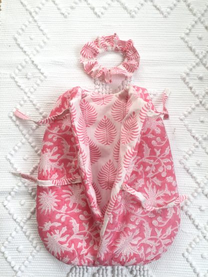 Gigoteuse Turbulette pour poupée 30 à 35 cm (Corolle, Paola Reina...) FLORA Rose Gum de VILLA D'ISSI. Assortie à la housse de couette FLORA pour filles, pour une ravissante décoration de chambre.