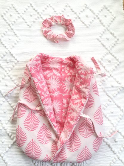 Gigoteuse pour poupée 30 à 35 cm (Corolle, Paola Reina...) SIKRIT Rose Gum de VILLA D'ISSI. Assortie à la housse de couette réversible FLORA pour filles, pour une ravissante décoration de chambre.