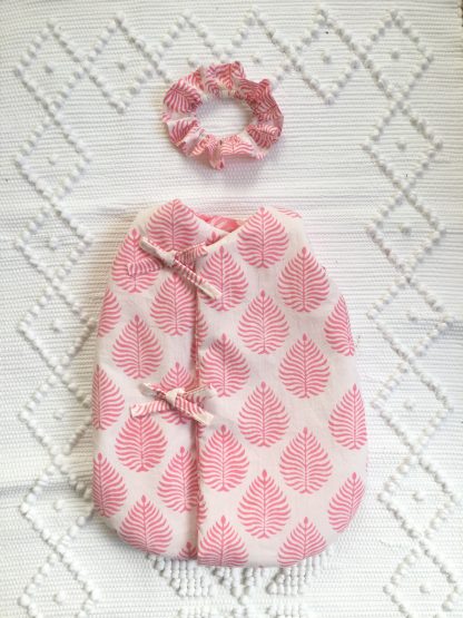 Gigoteuse pour poupée 30 à 35 cm (Corolle, Paola Reina...) SIKRIT Rose Gum de VILLA D'ISSI. Assortie à la housse de couette réversible FLORA pour filles, pour une ravissante décoration de chambre.