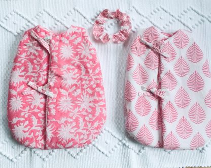 Gigoteuse Turbulette pour poupée 30 à 35 cm (Corolle, Paola Reina...) FLORA Rose Gum de VILLA D'ISSI. Assortie à la housse de couette FLORA pour filles, pour une ravissante décoration de chambre.