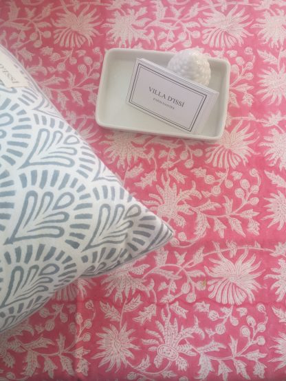Housse de coussin imprimée à la main au block print ALIZA Bleu Denim de VILLA D'ISSI 40x40 cm Cushion cover hand block printed ALIZA Denim Blue from VILLA D'ISSI 40 x 40 cm