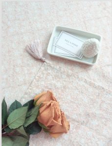 Nappe block print à pompons de soie SAGARA beige rosé de VILLA D'ISSI