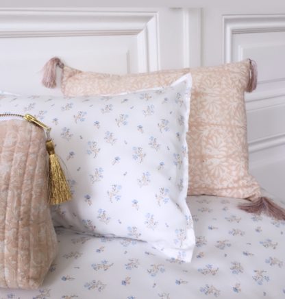 Coussin LE CLOS LUCE beige bleu de VILLA D'ISSI
