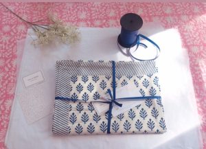 Nappe block print Linge de maison en coton imprimé à la main au tampon de bois BOOTI bleu royal de VILLA D'ISSI