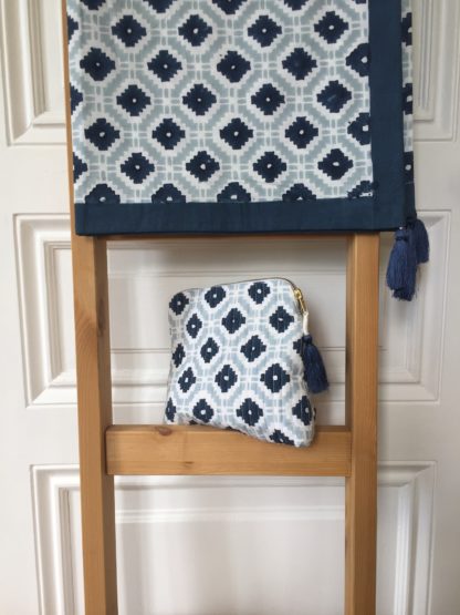 Pochettes block print à pompon de soie COASTAL bleu gris de VILLA D'ISSI