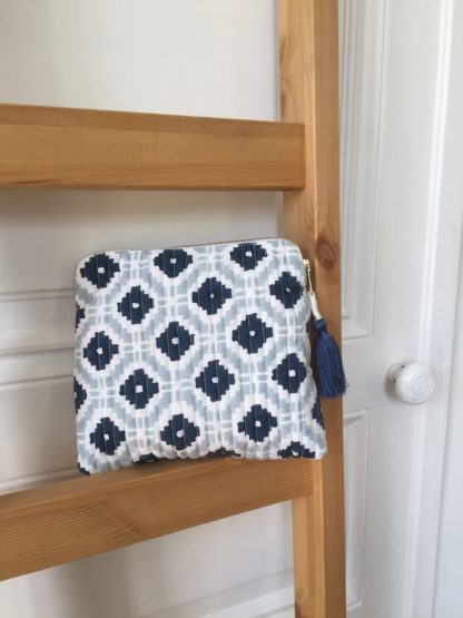 Pochettes block print à pompon de soie COASTAL bleu gris de VILLA D'ISSI