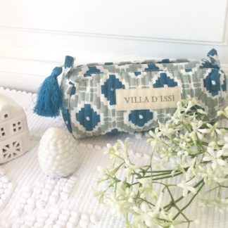 Trousse block print à pompon de soie KALISTE vert amande de VILLA D'ISSI