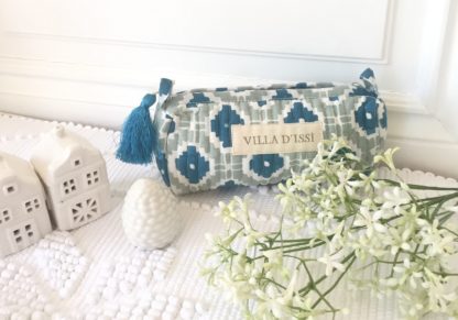 Trousse block print à pompon de soie KALISTE vert amande de VILLA D'ISSI