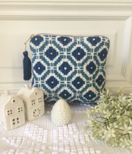 Trousses block print à pompon de soie KALISTE bleu paon de VILLA D'ISSI