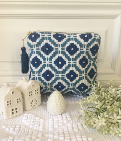 Pochette Trousse chic à pompon de soie HAMPTONS bleu paon de VILLA D'ISSI