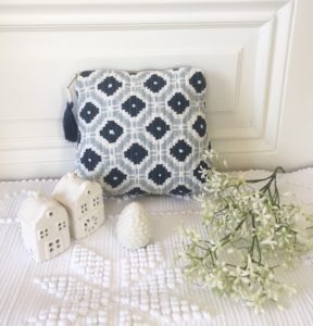 Pochettes block print à pompon de soie KALISTE bleu gris de VILLA D'ISSI