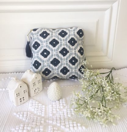 Pochettes block print à pompon de soie COASTAL bleu gris de VILLA D'ISSI