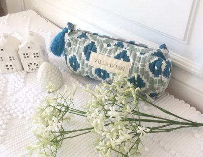 Trousse block print à pompon de soie KALISTE vert amande de VILLA D'ISSI