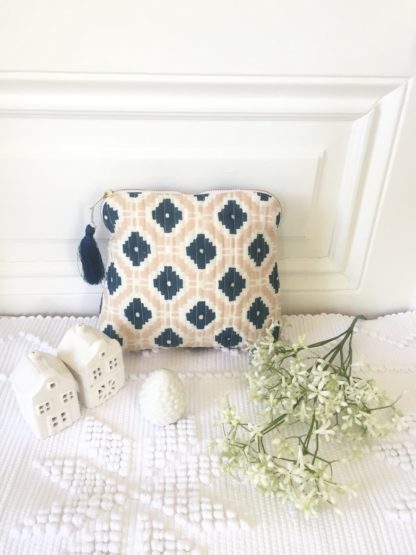 Pochette block print à pompon de soie KALISTE nude de VILLA D'ISSI