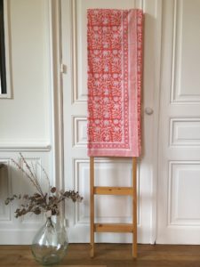 Nappe imprimée à la main au block print FLORA Corail de VILLA D'ISSI. Hand block printedl Tablecloth Coral from VILLA D’ISSI.