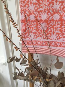 Nappe imprimée à la main au block print FLORA Corail de VILLA D'ISSI. Hand block printedl Tablecloth Coral from VILLA D’ISSI.