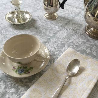 Nappe grise FLORA Gris Perle de VILLA D’ISSI. Grey Tablecloth FLORA Gris Perle