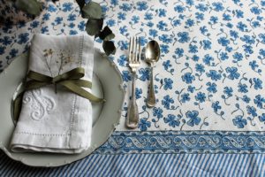 Nappe bohème bleue EUGENIE de VILLA D'ISSI imprimée à la main au tampon de bois ou block print en Inde.