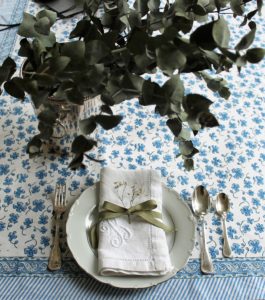 Nappe bohème bleue EUGENIE de VILLA D'ISSI imprimée à la main au tampon de bois ou block print en Inde.