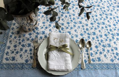 Nappe bohème bleue EUGENIE de VILLA D'ISSI imprimée à la main au tampon de bois ou block print en Inde.
