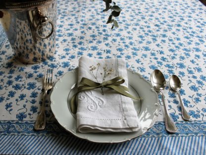 Nappe bohème bleue EUGENIE de VILLA D'ISSI imprimée à la main au tampon de bois ou block print en Inde.