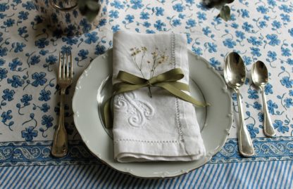 Nappe bohème bleue EUGENIE de VILLA D'ISSI imprimée à la main au tampon de bois ou block print en Inde.