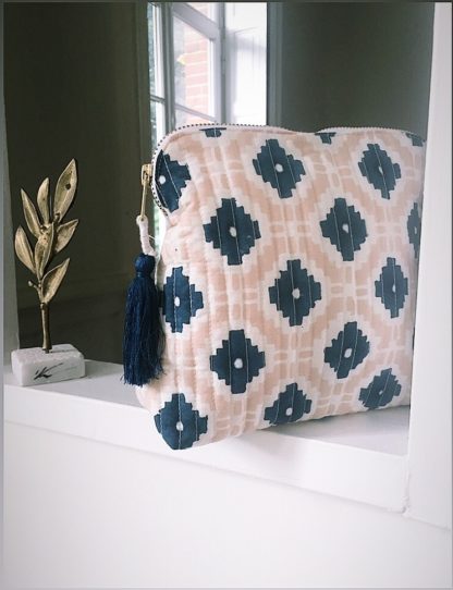 Pochette block print à pompon de soie KALISTE nude de VILLA D'ISSI