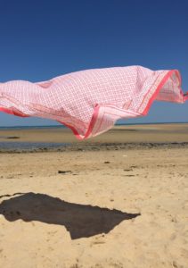 Paréo de plage-Beachwear chic-Etole EMMA corail tangerine de VILLA D'ISSI