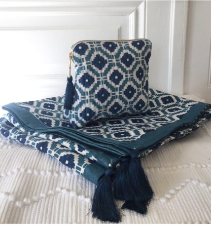 Nappe Linge de Maison Linge de table Plaid HAMPTONS de VILLA D'ISSI - Pochette à pompon de soie.