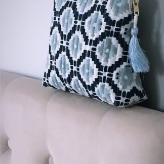 Pochette trousse KALISTE à pompon de soie, imprimée à la main au block print, couleur bleu nuit et bleu gris de VILLA D'ISSI.