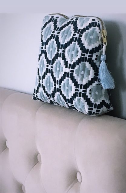 Pochette trousse KALISTE à pompon de soie, imprimée à la main au block print, couleur bleu nuit et bleu gris de VILLA D'ISSI.