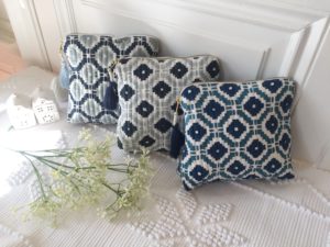 Pochettes trousses KALISTE à pompon de soie, en coton matelassé imprimé au block print, par VILLA D'ISSI.
