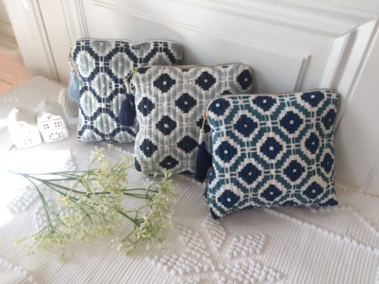 Pochettes trousses KALISTE à pompon de soie, en coton matelassé imprimé au block print, par VILLA D'ISSI.
