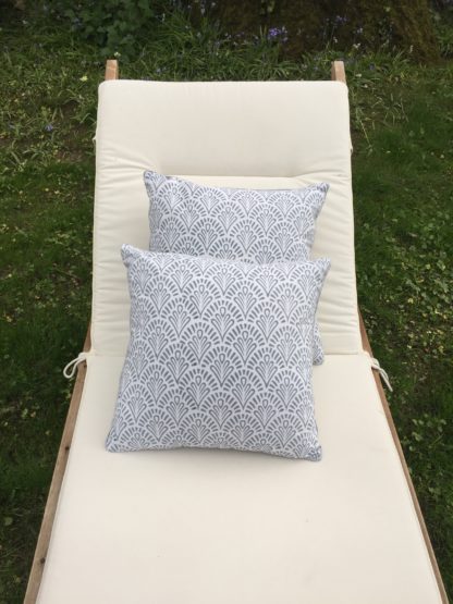 Housse de coussin imprimée à la main au block print ALIZA Bleu Denim de VILLA D'ISSI 40x40 cm