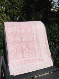 Nappe indienne block print FLORA Rose Poudré de VILLA D’ISSI. Indian Tablecloth FLORA Rose Powder from VILLA D’ISSI
